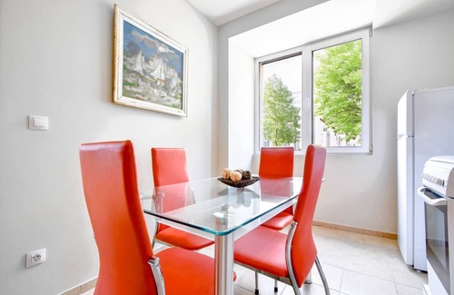 Lozenets Apartment | Cozy Sofia Retreat: Park & Metro Nearby | Washer & Modern Bathroom Included