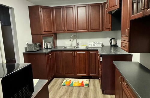 Kingston House | Cozy Spacious 2bedroom fully Equipped Basement in Kingston Downtown