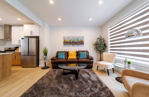 West Edmonton House | Cozy Spacious 3 bedroom Retreat ~ FREE parking 2.5 bath