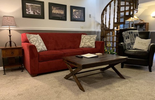 Bartlett House | Cozy & Spacious Guest Suite in Beautiful, Quiet Neighborhood
