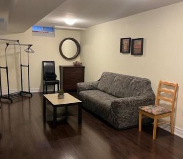Meadowvale Village House | Cozy & Spacious Suite with Private Bathroom near Toronto Airport !