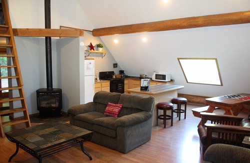 Randle Cabin | Cozy St. Helen's Cabin is Pet-friendly, Hot tub, AC, WIFI, Seasonal River Access