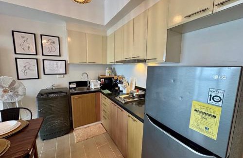 Pinagsama Apartment | Cozy Staycation Venice with Balcony Mckinley near Bgc