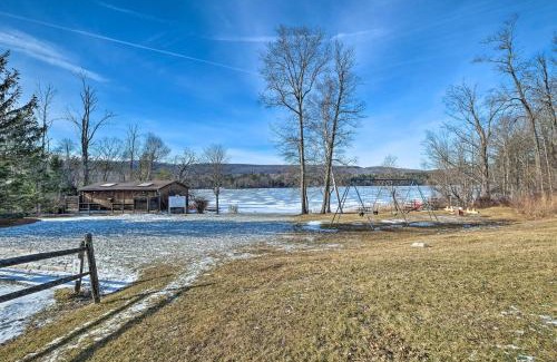 Stockbridge House | Cozy Stockbridge Cabin - Walk to Beach and Lake!