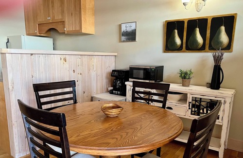 Crowes Landing Apartment | Cozy Stoney Lake Cottage Suite, with fireplace, stunning lake view-Pet Friendlyn