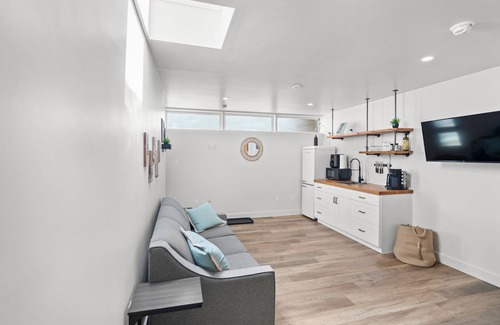 Lake Cowichan Apartment | Cozy Studio at Riverside Boutique Motel - Elk Room