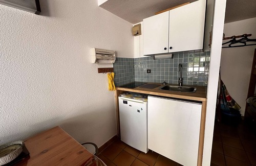Foulquines House | Cozy Studio Cabin with Pool, Terrace, and Parking in Tranquil Narbonne Plage