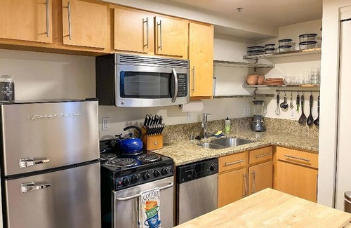 Central District Condo | Cozy Studio condo in the Leschi neighborhood