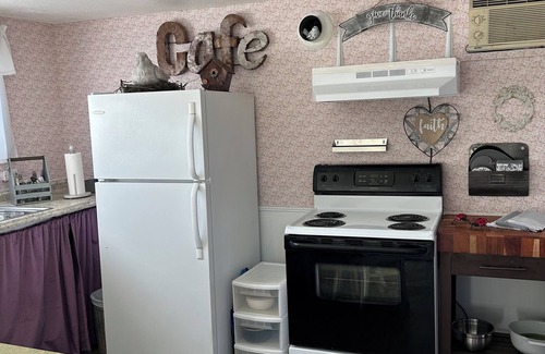 Central Point Cottage | Cozy Studio downtown. Walk to choices of restaurants, stores or parks