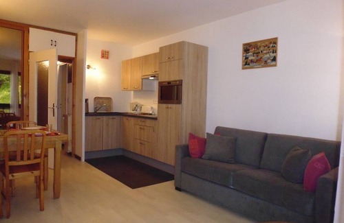 Eaux-Bonnes Apartment | Cozy Studio for 4 near Slopes & Shops with Balcony and Forest View