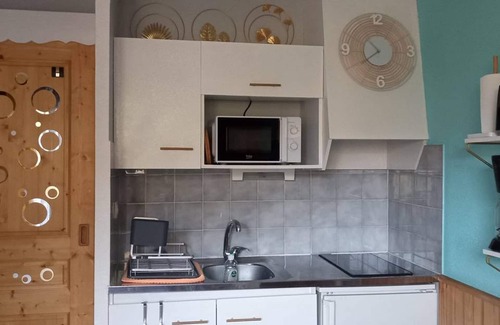 Station de Drouzin le Mont Apartment | Cozy Studio on the Slopes with Balcony, Close to Shops and Parking