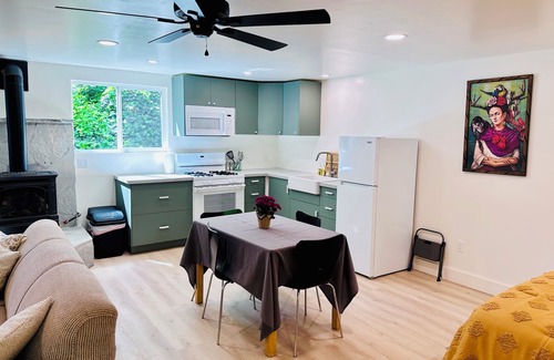 Nevada City Apartment | Cozy studio in adorable Nevada City with AC, WiFi