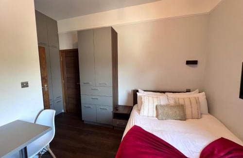 Coppetts Apartment | Cozy Studio in North London