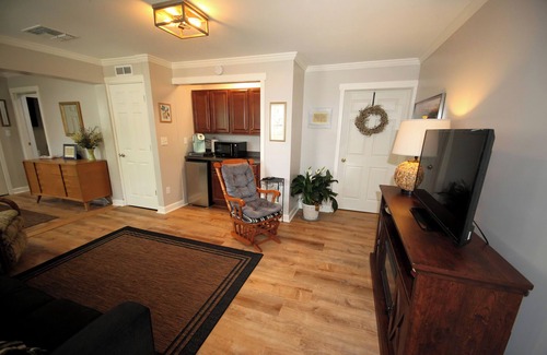 Noblesville Apartment | Cozy Studio Retreat one block from Downtown Noblesville, IN