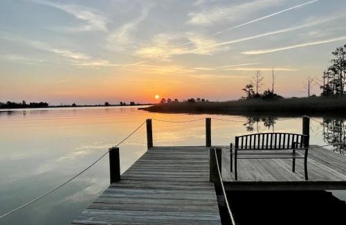 Point Lookout House | Cozy Sunrise Waterfront Cottage & Dock