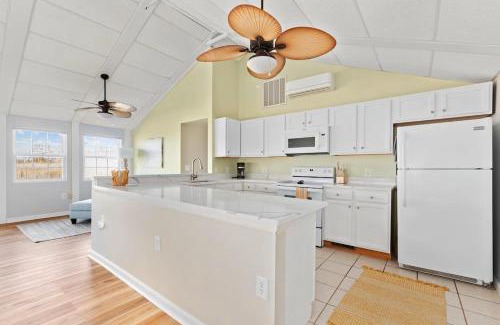 Point Lookout House | Cozy Sunrise Waterfront Cottage & Dock
