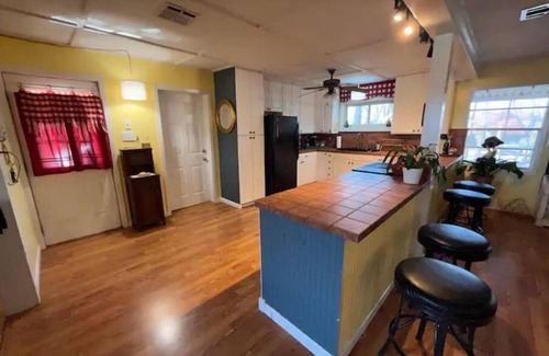 Sunset Cottage | Cozy Sunset Cottage near Lafayette