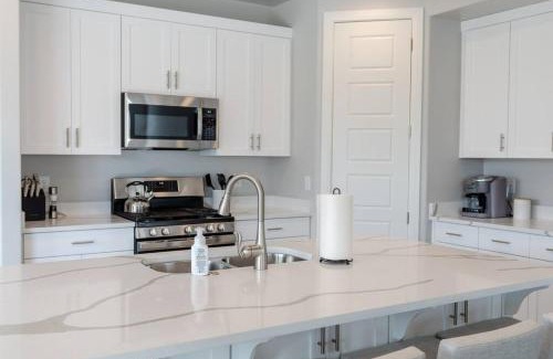 Washington House | Cozy Sweet Retreat Brand New Private Home w Spa Game Room and Firepit