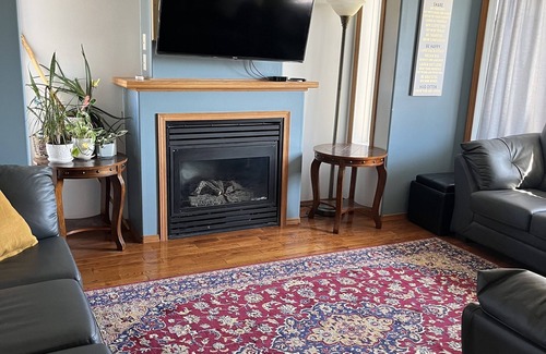 Lacombe House | Cozy three bedroom retreat; 60 minutes to mountains! Discount for longer stay