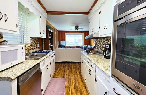 Burnside Island House | Cozy Tidal Creek Retreat- 3 Bedrooms with Bunk Beds