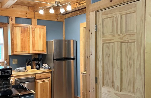 Rogersville Cabin | Cozy timber-framed Clinch Mountain cabin retreat near charming Rogersville, TN.