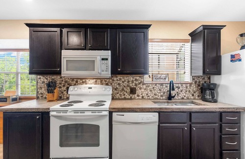 Indian Point Condo | Cozy Timbers - Charming Condo for 6 with Resort-style Amenities