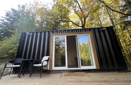 Caledon Cabin | Cozy tiny home, immersed in the forest, overlooking the pond!