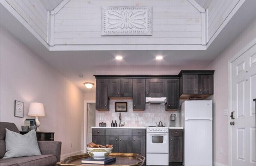 Lexington Cottage | Cozy Tiny House with Mountain Views, Firepit, Deck & Clawfoot Tub