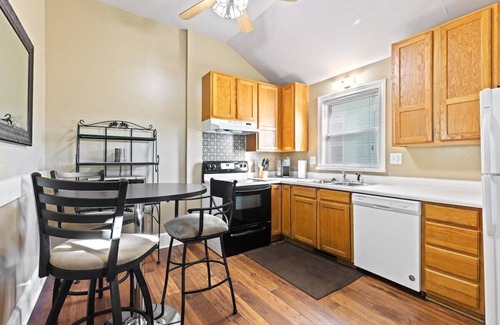 Babe Denny House | Cozy Town Home - Walk To Everything Downtown!