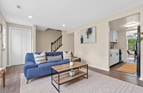 Sterling House | Cozy Townhome - 7 min from Dulles Aiport/35 min to DC!