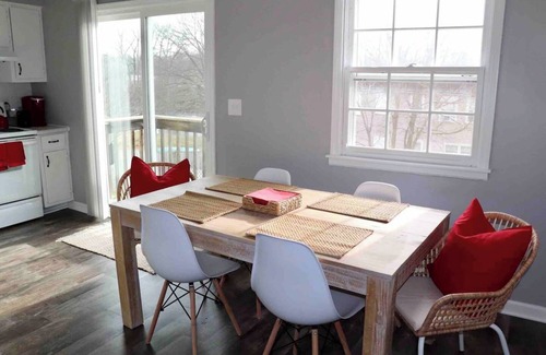 Yorkville House | Cozy Townhome w/King Beds Fast WIFI Hiking Kayak