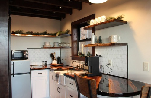 Stanardsville Cabin | Cozy Treehouse in charming Stanardsville with WiFi, Heating/AC, Hot Tub! n
