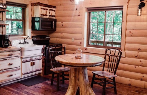 Millersburg Cabin | Cozy Treetop Getaway with Hot Tub
