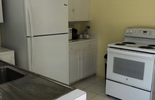 Paget Resort | Cozy Two Bedroom Bermuda Cottage with less than 5 minute walk to the beach!
