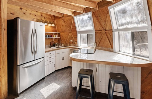 La Pine House | Cozy, Unique Geodesic Home in La Pine has Wood Stove, Private Deck, Hot Tub!