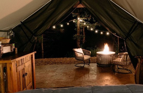 Branson House | Cozy Unique Glamping, Bedrock Ozark Mountain Adventure