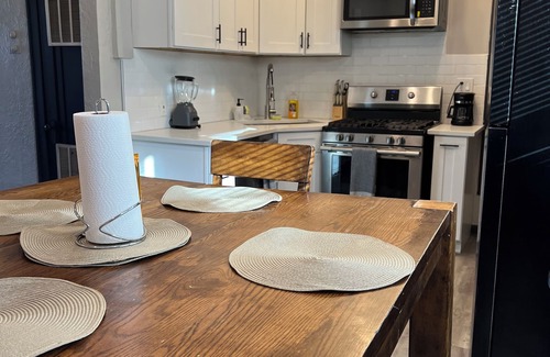 Gage Park Apartment | Cozy Urban Retreat Near Midway – Perfect for Travelers!