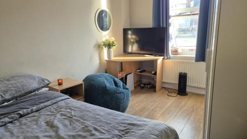 Sheffield Apartment | COZY ventilated Room