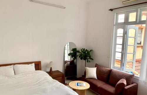 Van Mieu Apartment | Cozy Villa Lush Plants Warm Light Kotton201