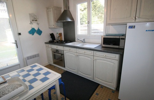 Les Conches House | Cozy Villa with Garden, Near Beach and Shops, Parking Included