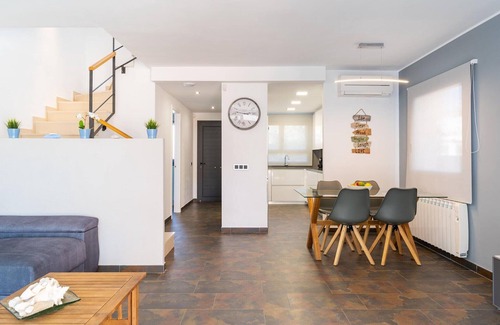 L'Escala Villa | Cozy villa with communal pool