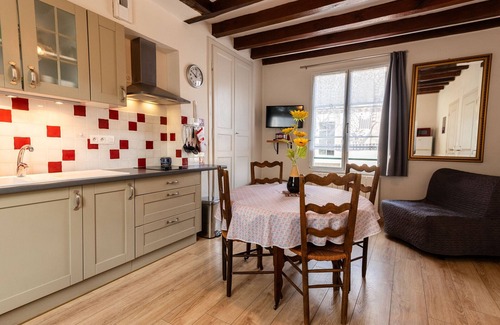 Montreuil-le-Henri Cottage | Cozy Village Retreat with Forest Views - WiFi, TV, and Comfortable Amenities