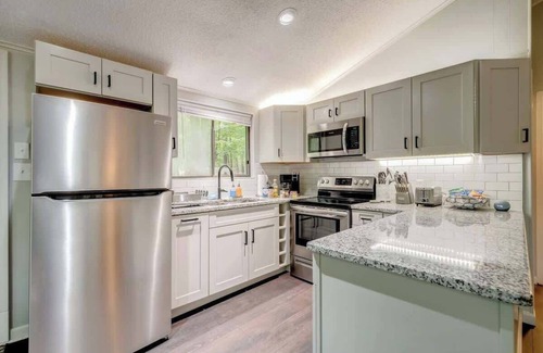 The Woods Cabin | Cozy w Fireplace, Fire Pit, Wifi & Pool Access