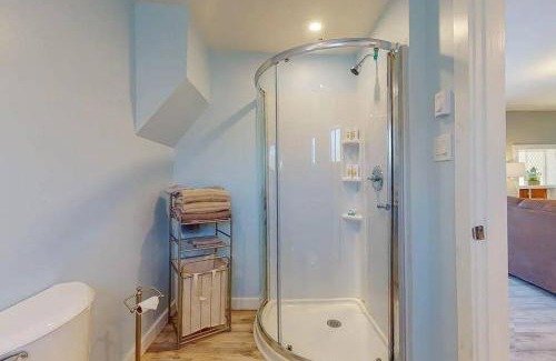 East Durham House | Cozy Waterfall BnB - Close To Mountains and Hikes