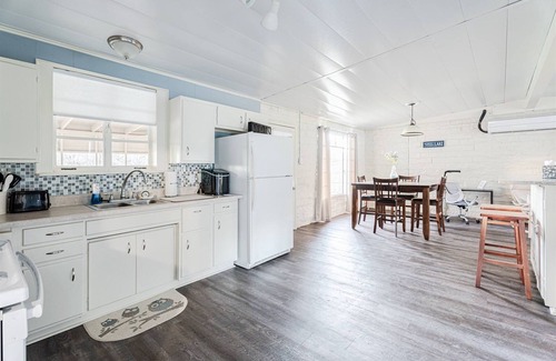Oatmeal Apartment | Cozy Waterfront Cabin - Sleeps 5