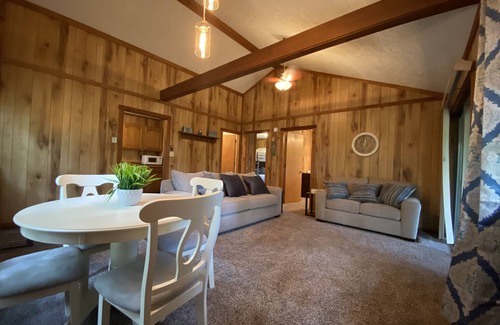 Se Ree House | Cozy Waterfront Cabin on Rough River Lake