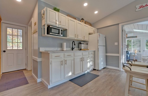 Lyman House | Cozy Waterfront cottage with Private dock- dog friendly!