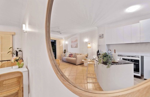 Cairns North Apartment | Cozy Waterfront - Free Parking, Pool