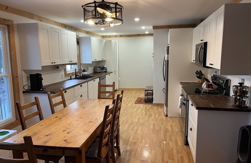 Arden Cottage | Cozy Waterfront Family Cottage - Arden on the Lake (Pet Friendly!)
