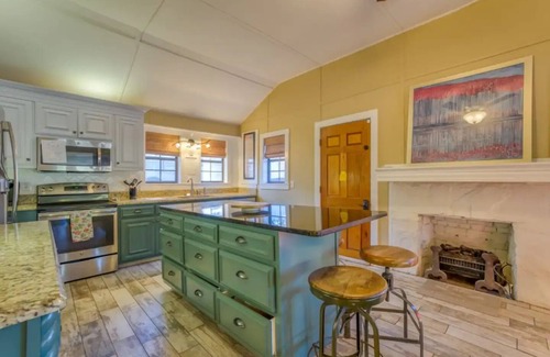 Muscle Shoals House | Cozy Waterfront Lake Cottage near RTJ Golf Course!nn
